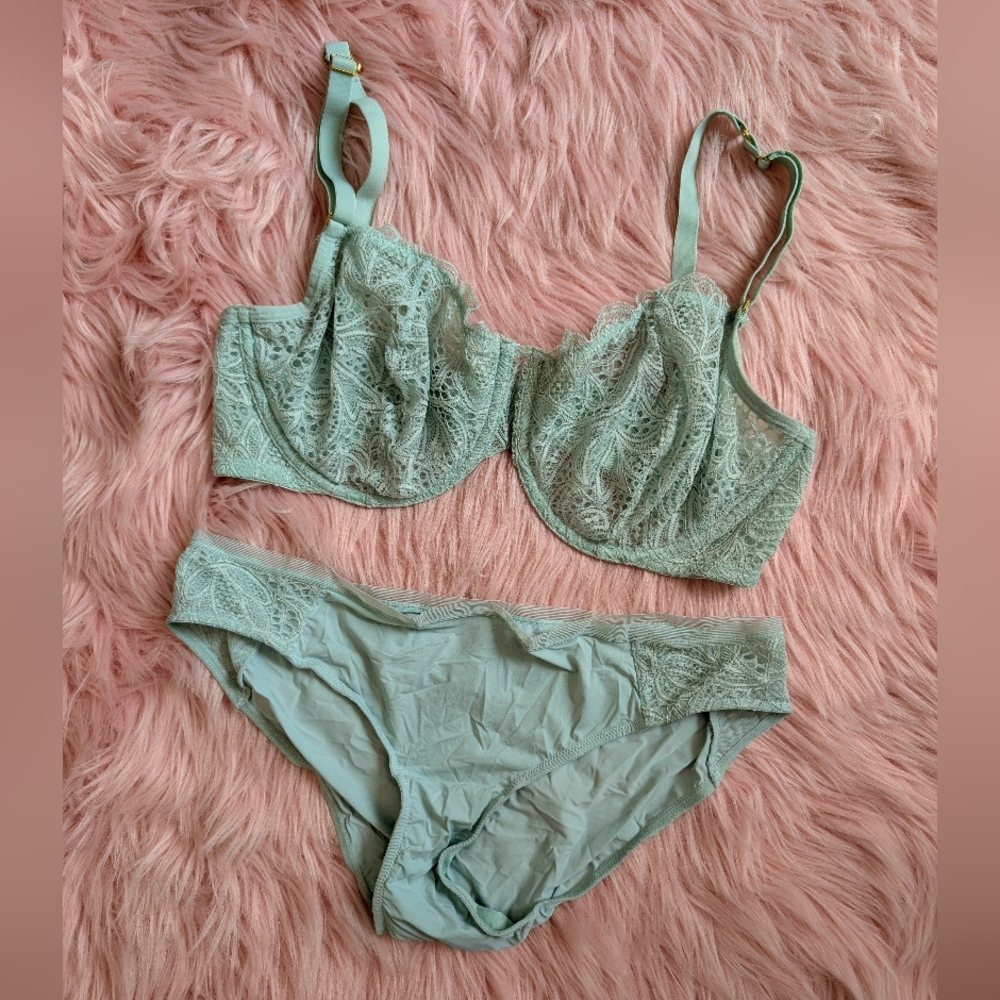 NWOT Lively Unlined Lace Bra + Bikini Panty Set